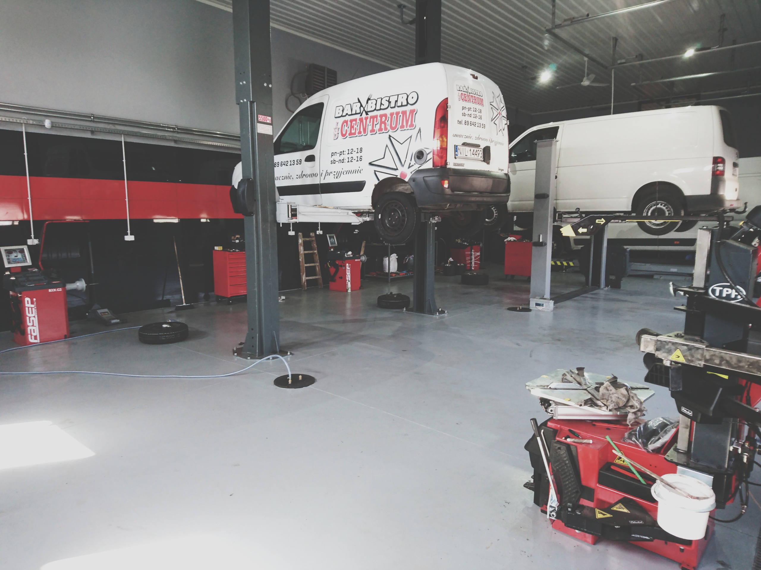 Hala warsztatowa z zamontowanymi podnośnikami dwukolumnowymi i stanowiskiem wulkanizacyjnym FASEP dostarczonym przez Anwa-Tech